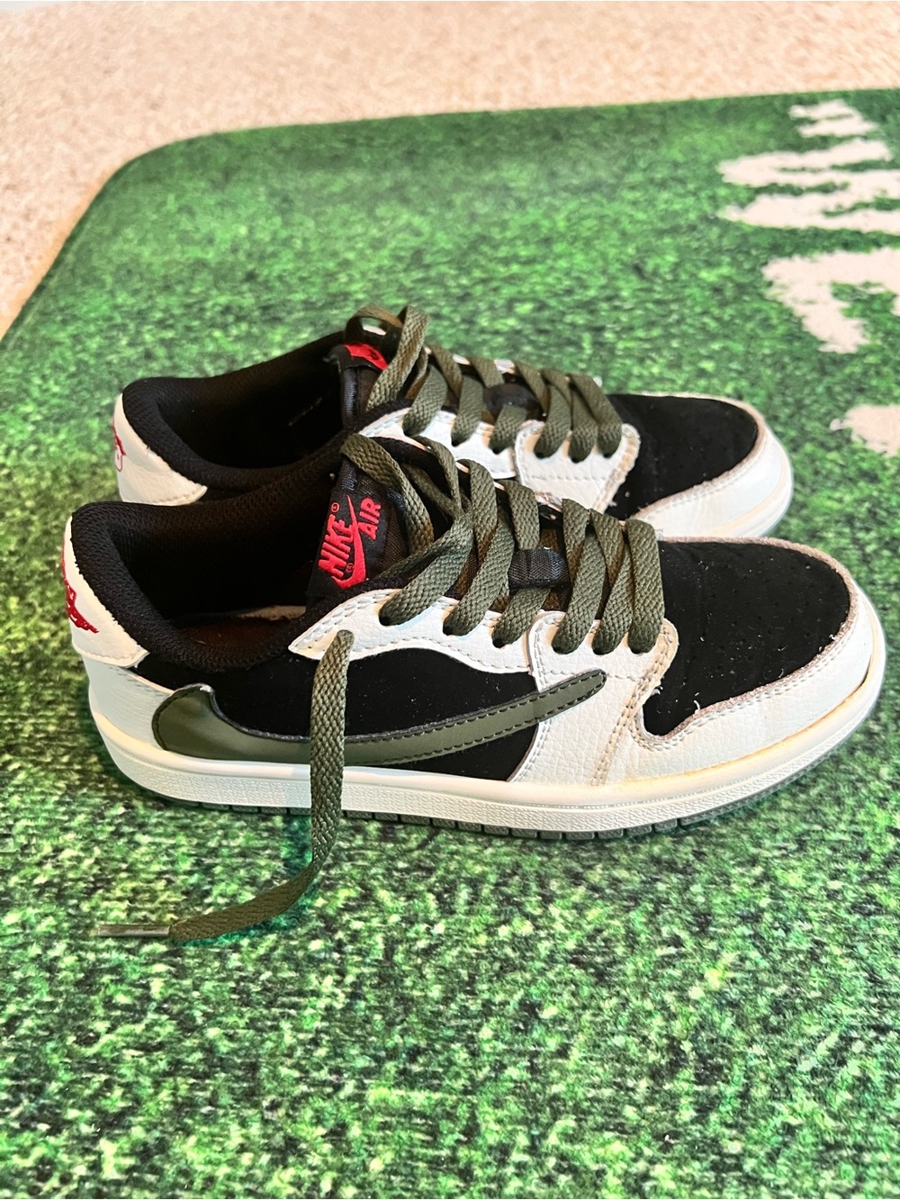 Boys Jordan Travis Scott Low-Top Sneakers in Black, White & Olive 2.5Y